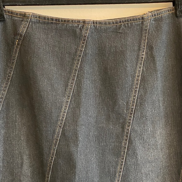 Chic Black Floral Embroidered Skirt - Picture 2 of 11